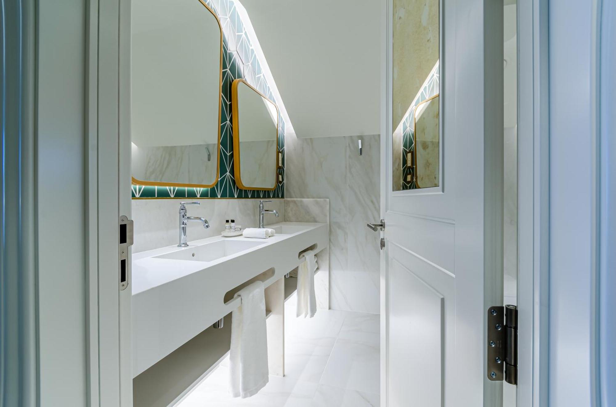 Deluxe King Room with Balcony